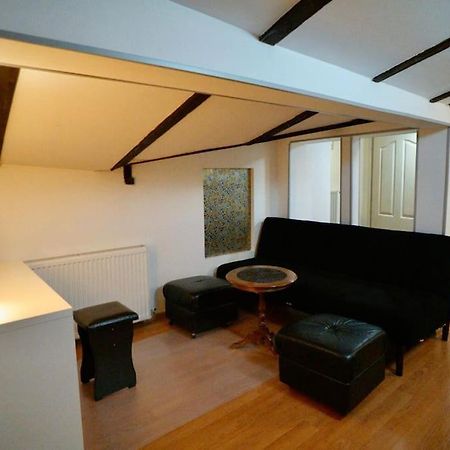 2-Room Cozy Retreat Near City Center Bucarest Esterno foto