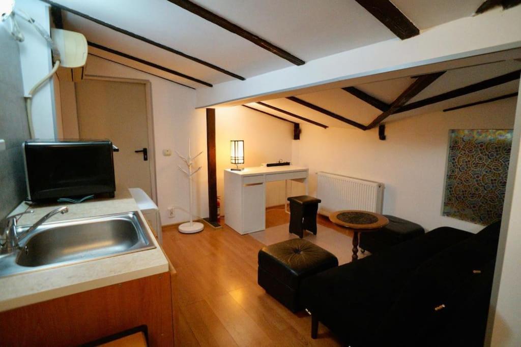 2-Room Cozy Retreat Near City Center Bucarest Esterno foto