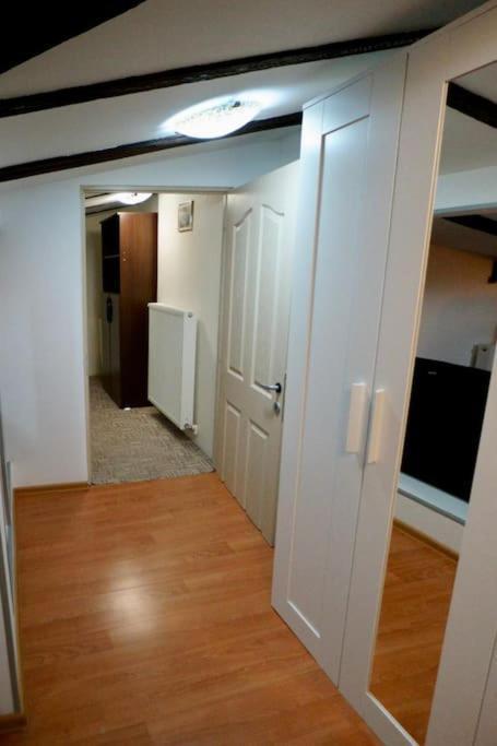 2-Room Cozy Retreat Near City Center Bucarest Esterno foto