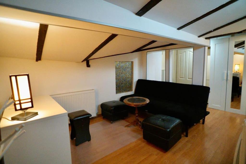 2-Room Cozy Retreat Near City Center Bucarest Esterno foto