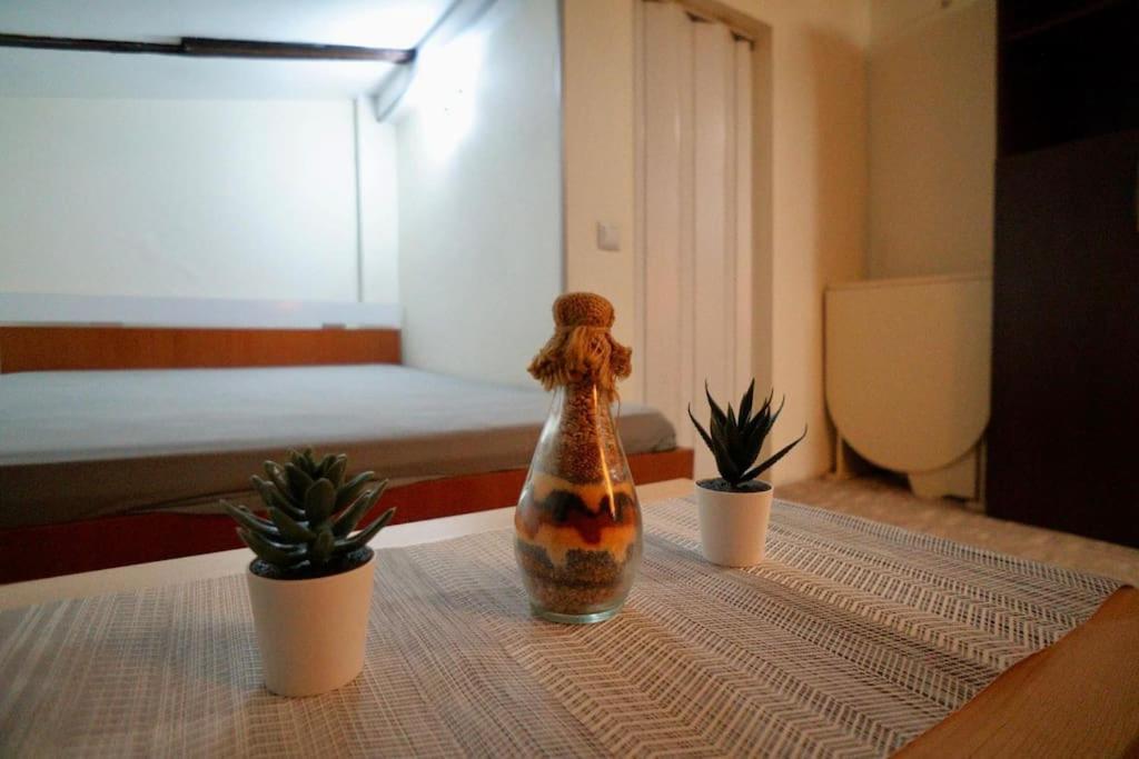2-Room Cozy Retreat Near City Center Bucarest Esterno foto