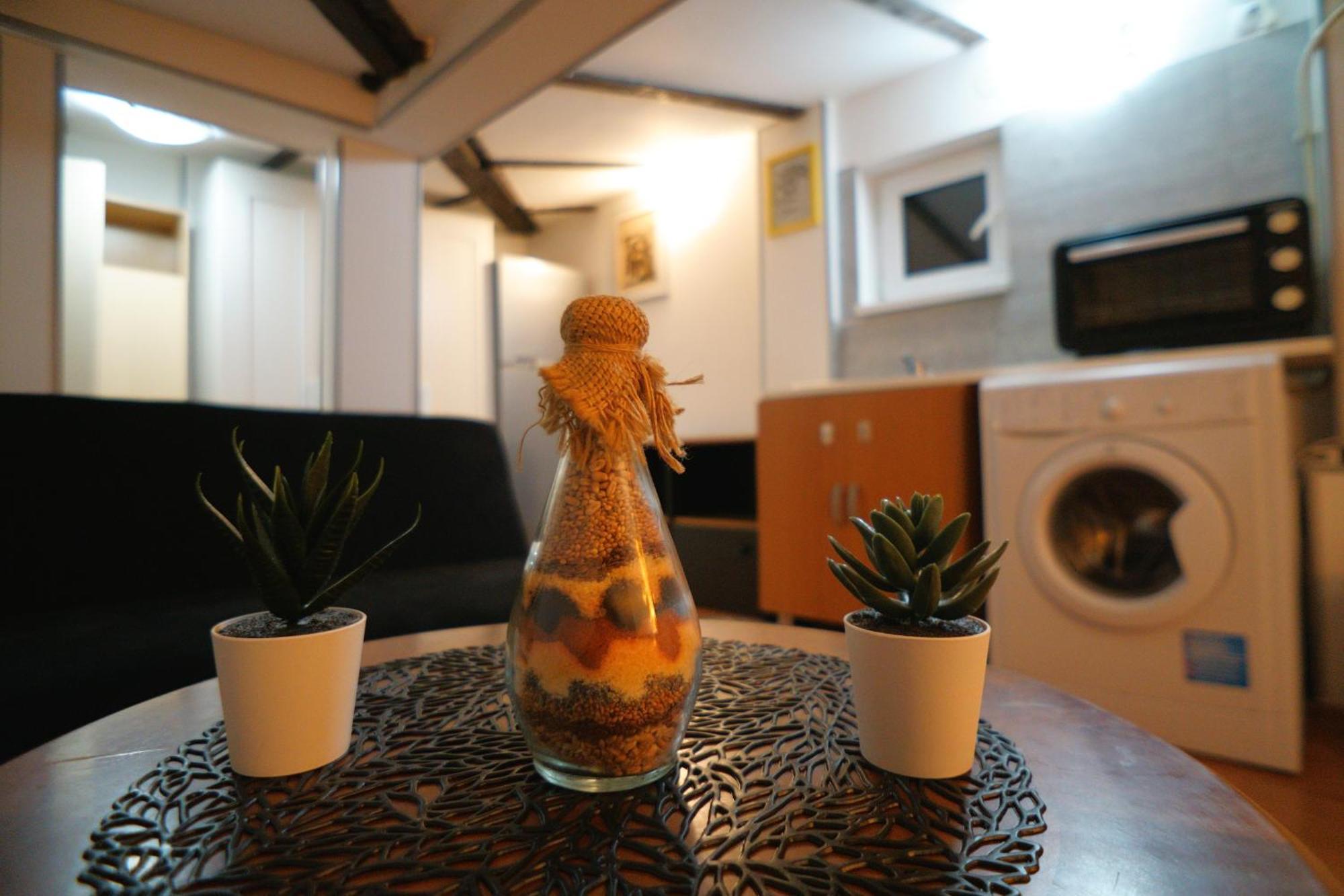 2-Room Cozy Retreat Near City Center Bucarest Esterno foto
