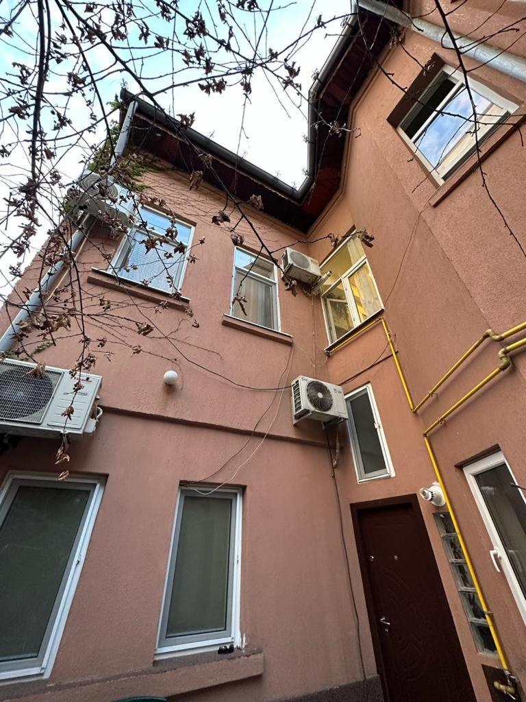 2-Room Cozy Retreat Near City Center Bucarest Esterno foto